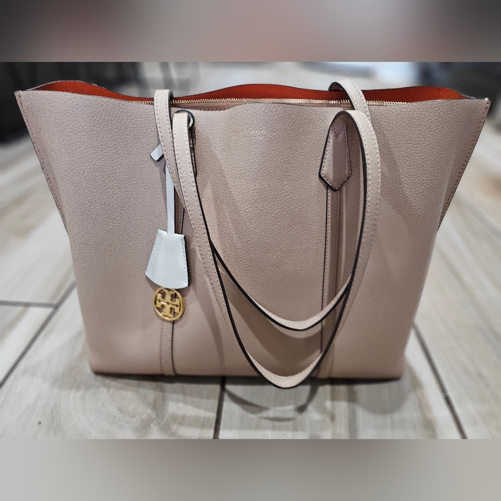 🛑SOLD🛑ory Burch Blush Pebbled Leather Large Tote Bag Gold Logo Charm Zip Top - Picture 2 of 13